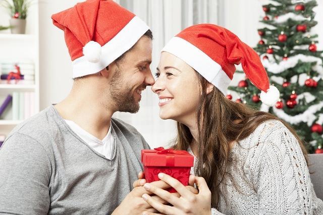 老婆说别人送礼物给女朋友,,女朋友有别的男孩子送她的东西她也接受,什么意思气死?