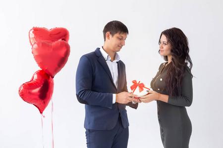情人节老婆给别人送礼物,情人节老婆给别人送礼物没给我送怎么办,情人节要不要给老婆送礼物?