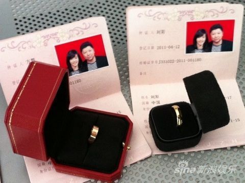 和老婆领证一周年送啥礼物,和老婆领证一周年送啥礼物好,领结婚证后送什么礼物?