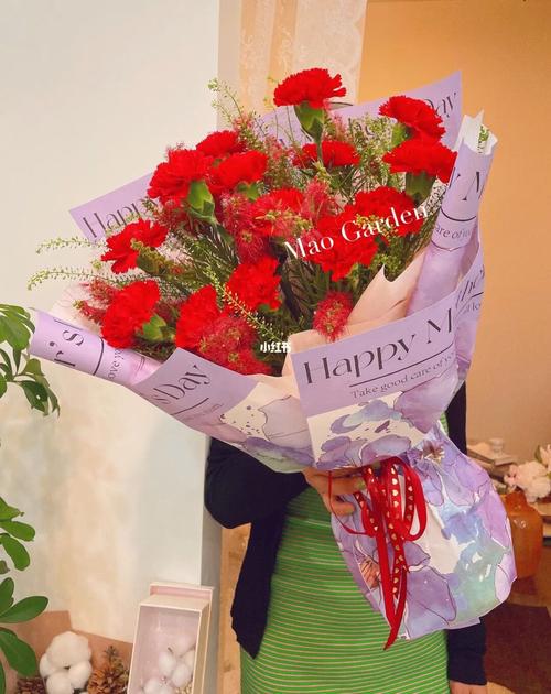 母亲节送老师花,母亲节送老师花合适吗,女儿送妈妈母亲节花文案?