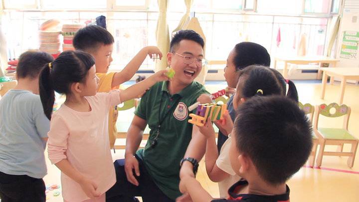 送1000给男老师,给老师送1000元少不少,本科毕业的男幼师月薪大概多少?
