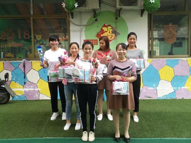 送给幼儿园老师的礼品，送给幼儿园老师的礼品有哪些，我决定要给老师送礼了，保育员也要送吗？