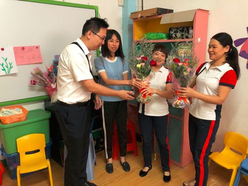送礼物给幼儿园老师,送礼物给幼儿园老师怎么说好,怎么给幼儿园给老师送礼?