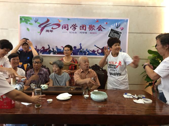 是同学聚会送还是老师送,同学聚会送学校什么东西好,找同学聚会赞老师诗词?
