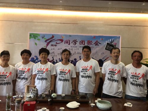 是同学聚会送还是老师送,同学聚会送学校什么东西好,找同学聚会赞老师诗词?
