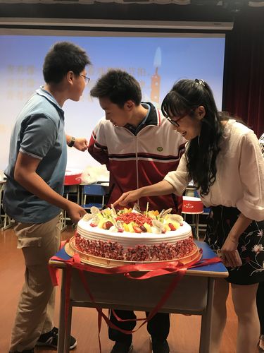 高一学生生日老师送书,高一学生生日老师送书怎么感谢,生日送书是什么意思?