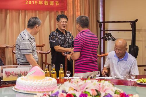 高一学生生日老师送书,高一学生生日老师送书怎么感谢,生日送书是什么意思?