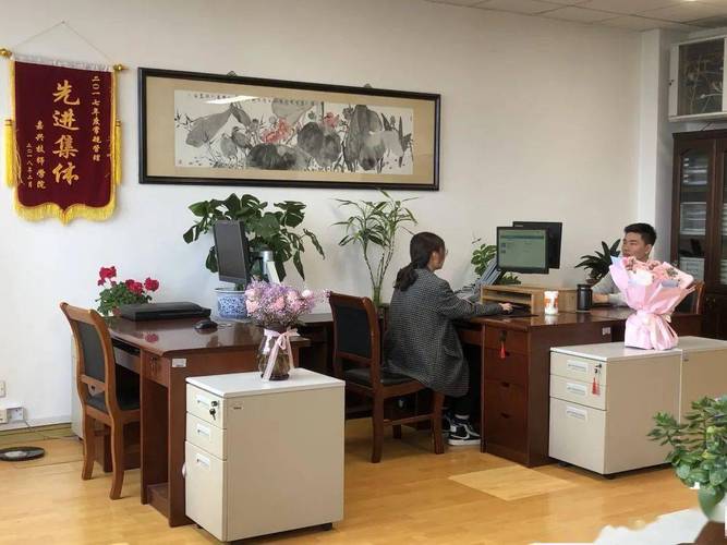 老师办公室可以收礼品吗，老师办公室可以收礼品吗知乎，大学怎样给导员送礼？