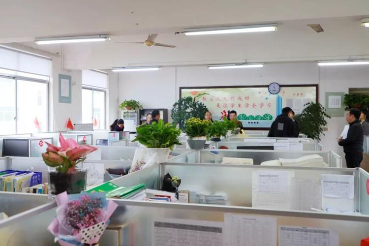 老师办公室可以收礼品吗，老师办公室可以收礼品吗知乎，大学怎样给导员送礼？