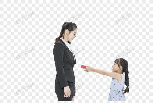 送礼物给刚生男孩的女老师,送礼物给刚生男孩的女老师好吗,毕业后第一次去看望女班主任老师我们应该送什么礼物?