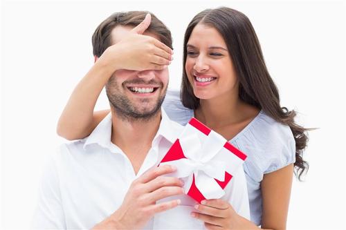 如何让老婆给你买礼物,如何让老婆给你买礼物呢,老婆自己在家带孩子,我回家想给老婆买礼物不知道买什么好,各位大侠帮帮忙,谢谢?