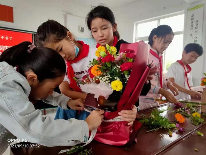 回学校看老师送什么，回学校看老师送什么花，想给幼儿园老师送礼，如何说客套话？