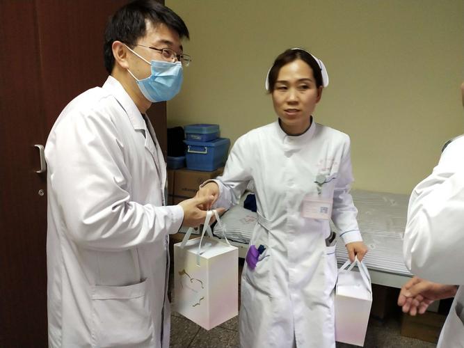 送老师什么东西好呢,送老师什么东西好呢女生,小孩要做手术,需要给那些医生送礼,怎样送,恳请各位有经验的老师指点,谢谢?