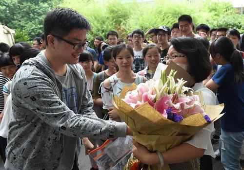 高考结束送老师什么礼物,高考结束送老师什么礼物合适,高考结束出考场适合送什么礼物?