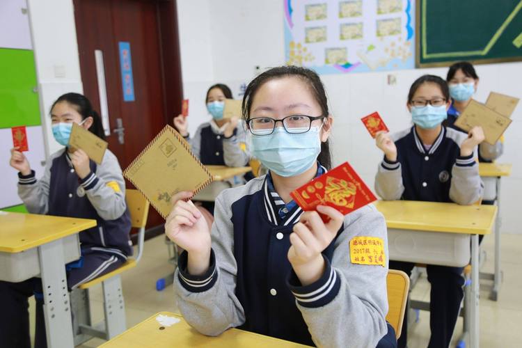 如何送老师见面礼,如何送老师见面礼物,去老师家送礼,求老师给办点事,应该说点什么啊~~急?