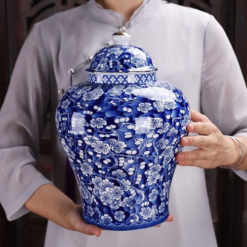 青花瓷陶瓷礼品,青花瓷陶瓷礼品套装,朋友送我一个带盖子空的青花瓷罐子,请问有什么意思呢?