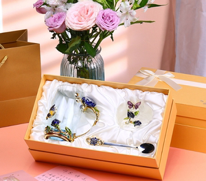 老师结婚送礼物什么好呢,老师结婚送礼物什么好呢女生,导师生日送什么礼物好?