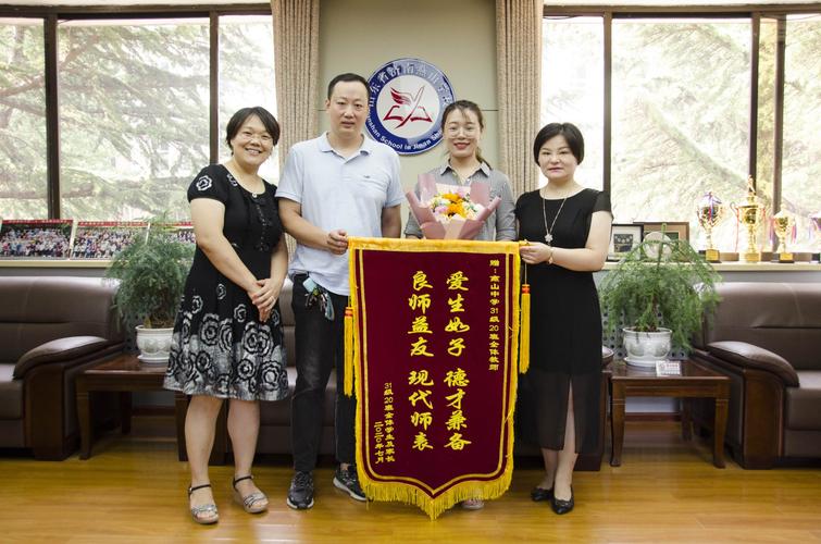 与老师相聚送什么礼品好,与老师相聚送什么礼品好呢,送老师锦旗落款怎么写?