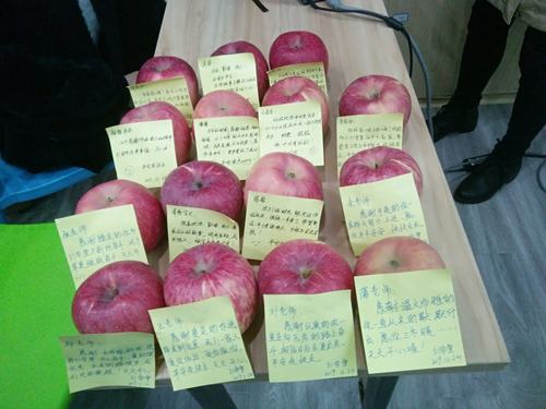 平安夜能包什么送老师，平安夜可以送什么给老师，苹果夜送老师苹果盒子上写什么祝福语？