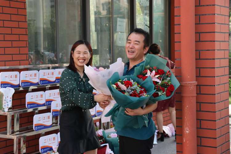 教师节送女友老师多少钱，，2022年全国教师节慰问金发放标准？