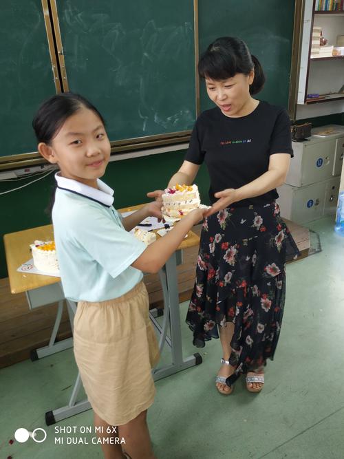 小学生老师过生日送什么好，小学生老师过生日送什么好呢，班上的学生过生日，作为老师送什么礼物好？
