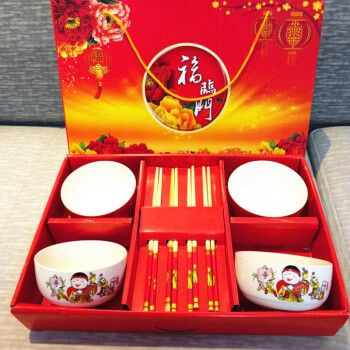 怎么摆礼品，怎么摆礼品好看，打算趁结婚一周年摆酒席，应该怎么邀请朋友和同事呢？