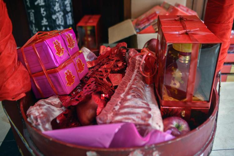 赠送的礼品怎么摆，，打算趁结婚一周年摆酒席，应该怎么邀请朋友和同事呢？
