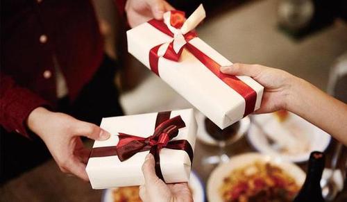 给美国人带什么礼品，给美国人带什么礼品好，从美国寄回什么东西好还便宜？
