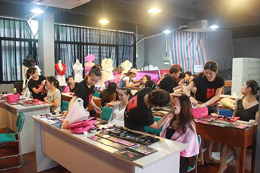 化妆培训礼品，化妆培训礼品有哪些，肌临洗发水兑换奖品是真的吗？
