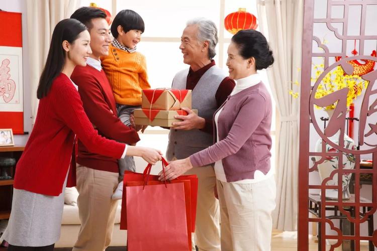 搞怪年终礼品，搞怪年终礼品图片，排队领礼品搞笑文案？
