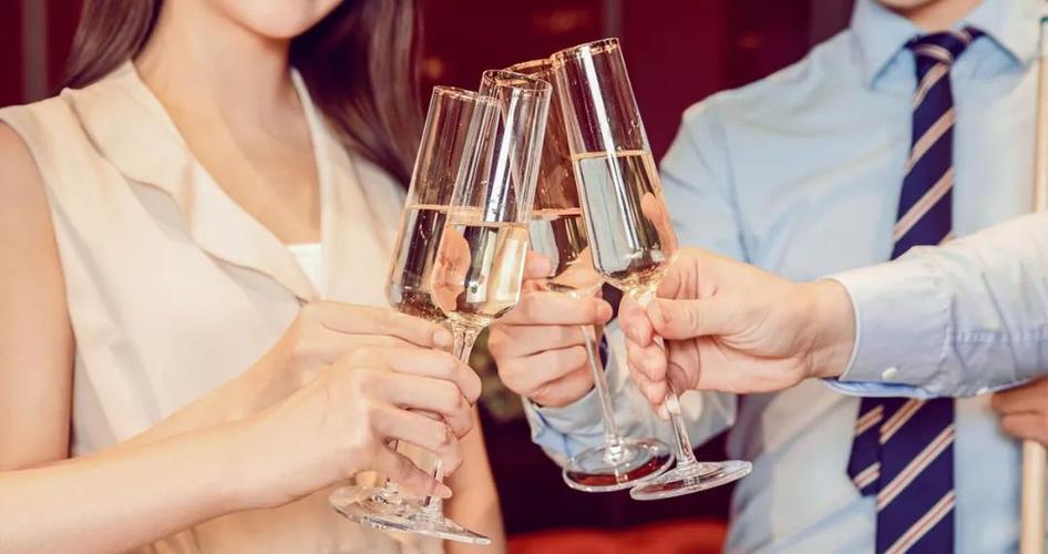 工作应酬带什么礼品，，朋友请喝酒我需要带什么礼物？