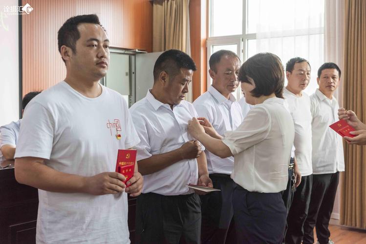 年会佩戴礼品，年会佩戴礼品有哪些，出去聚会可以戴党徽吗？