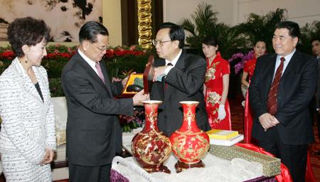 送乡镇书记什么礼品好,送乡镇书记什么礼品好呢,送男士领导礼物500~600元买什么更好?
