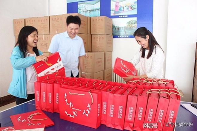 入职多久可以领过年礼品,,入职多久后享受工会福利?