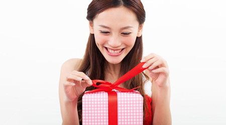 讨女人喜欢礼品,讨女人喜欢礼品的句子,送相亲女孩礼物前十件排名?