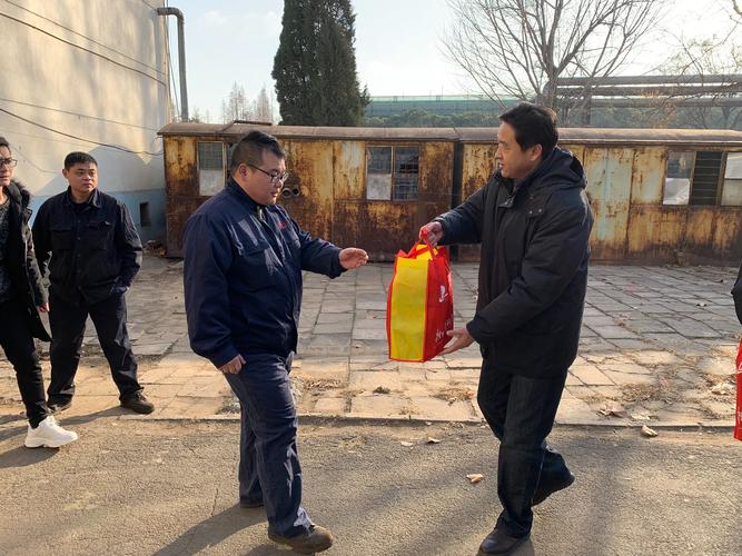 员工关怀礼品照,,如何表达对员工的关心和重视?