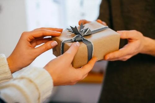 接受下属的礼品,接受领导的礼物,领导给下属回礼该不该收?