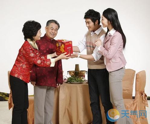 送女友父母什么礼物好，中秋节送女友父母什么礼物好，男方第一次见女方家长，求要买些什么东西？