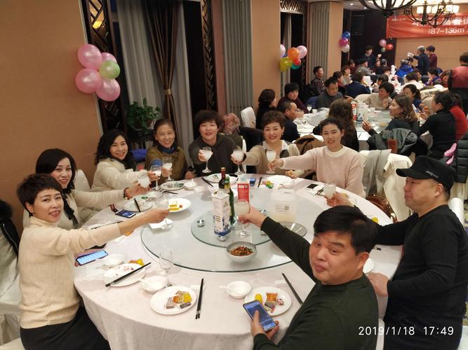 朋友聚会小礼品话语,朋友聚会小礼品话语怎么说,朋友欢聚一堂唯美句子?