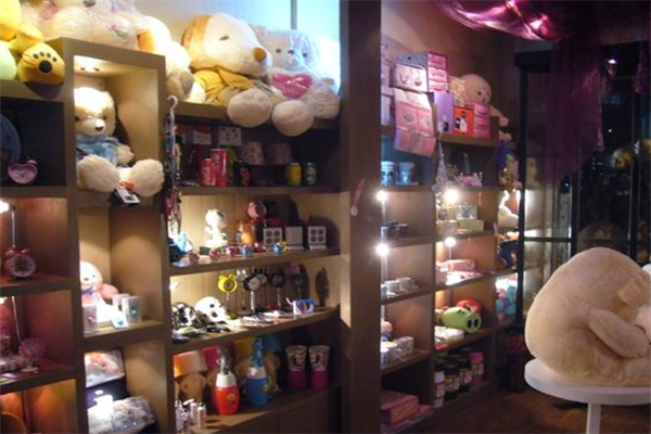 学校礼品店加盟,学生礼品店加盟,我想开一家饰品店自己进货好还是加盟店好?