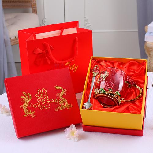 订婚礼物送什么好呢,订婚礼物送什么好呢女生,订婚一般送多少件东西?