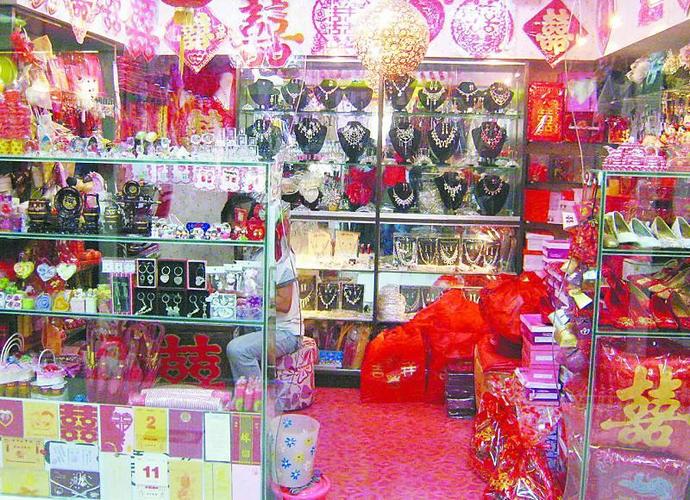 乡镇婚庆礼品店,,南阳有没有专业的礼品店?种类比较全的,可以定制礼品的?