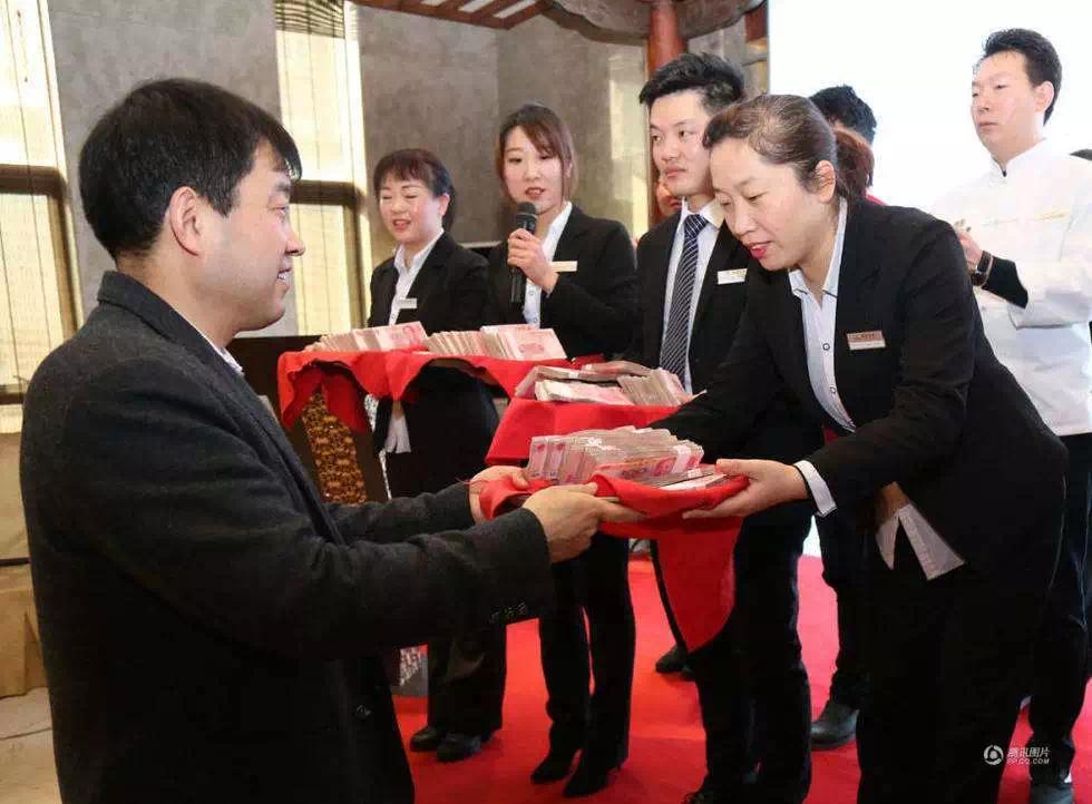 年终奖礼品设置,年终奖礼品设置怎么设置,得了年度奖金是请领导吃饭好还是买东西好?