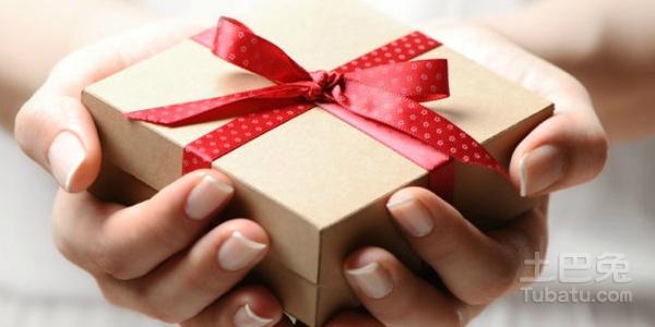 顾客说不送礼品,,当送别人生日礼物,别人拒绝了,该怎么办?