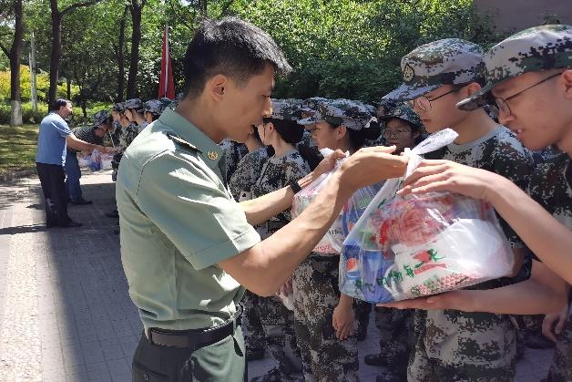 军训送什么礼物,军训送什么礼物给教官,军训扑克牌什么意思?