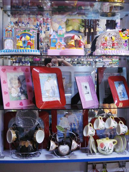 礼品店进货来源,礼品店进货来源怎么写,我想开个小饰品店但不知道在哪里进货?