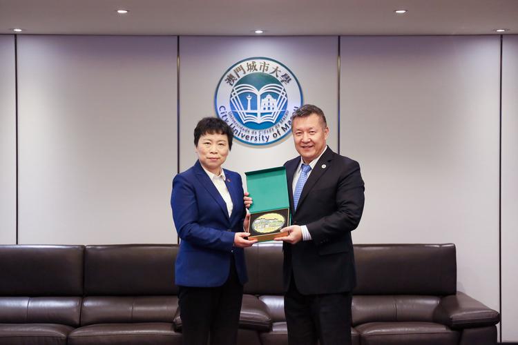 送女校长什么礼物,送女校长什么礼物合适40多岁,学生家长送礼给校长送什么好?
