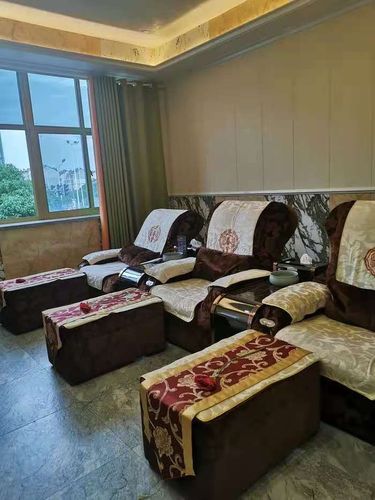 足浴店赠送礼品，足浴店赠送礼品文案，我在沐足上班，一个客人经常送技师回家，我只给他上过一次钟，和他聊天的过程感觉他挺好的，他一直加钟到？
