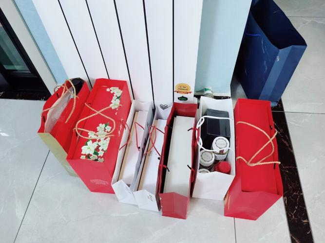 回家给小孩带什么礼物,回家给小孩带什么礼物好,儿子第一次带女朋友回家见面礼什么时候给合适?
