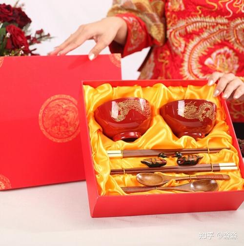 到女朋友家带什么礼物,到女朋友家带什么礼物比较好,结婚当天男方给女方家送什么?